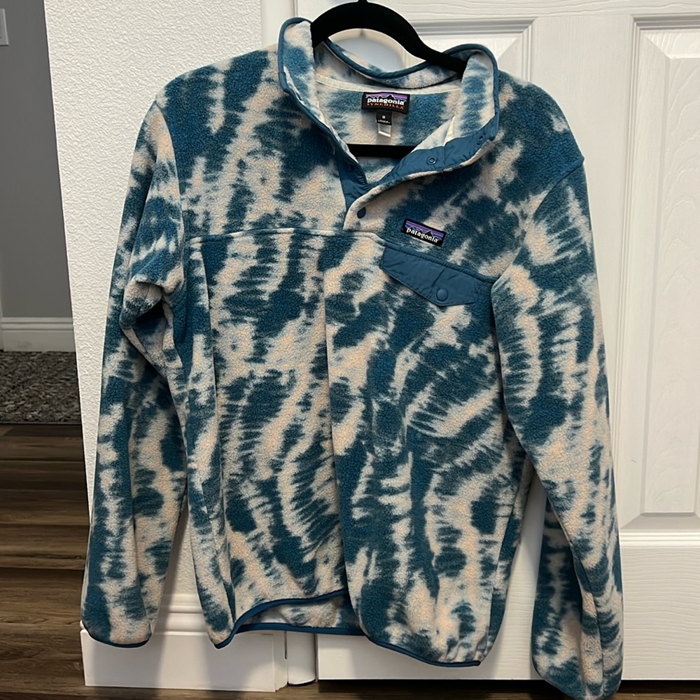 Patagonia medium blue and white pullover